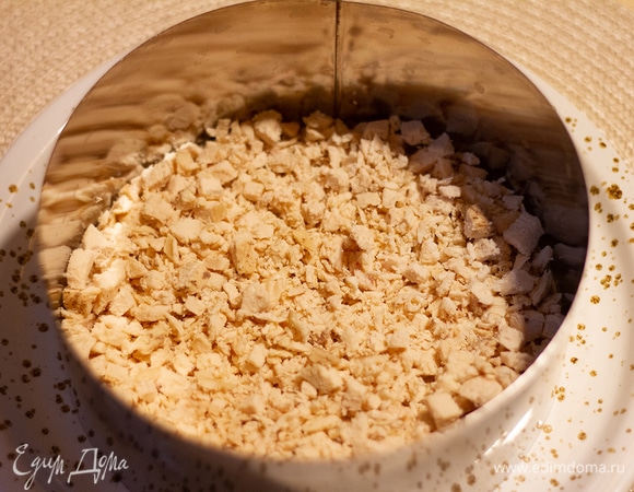 Курицу нарезать мелкими кубиками. Чтобы салат был ровным, на блюдо можно поставить кольцо. Выложить первым слоем курицу и смазать майонезом. Каждый слой солить по вкусу.