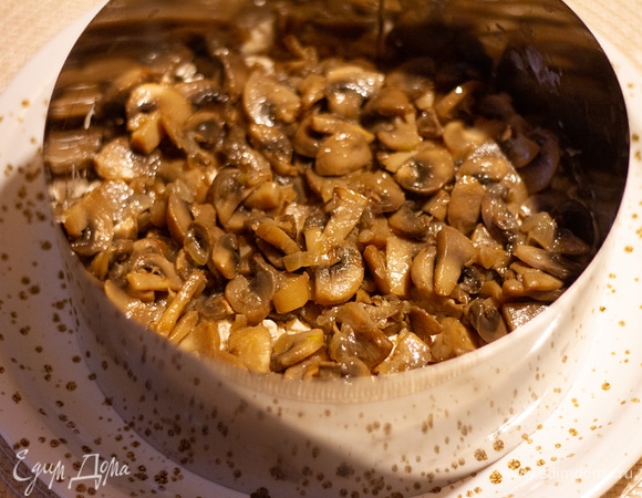 Второй слой — обжаренные с луком грибы. Этот слой смазывать не нужно.