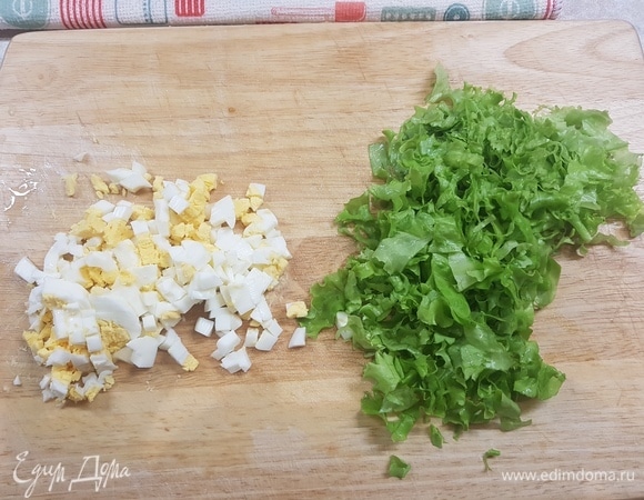 Яйцо отварить, остудить и тоже нарезать мелким кубиком. Салат тонко нашинковать.