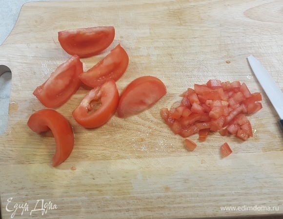 Взять большой помидор. Удалить из него семена и жидкость. Нарезать мелким кубиком.