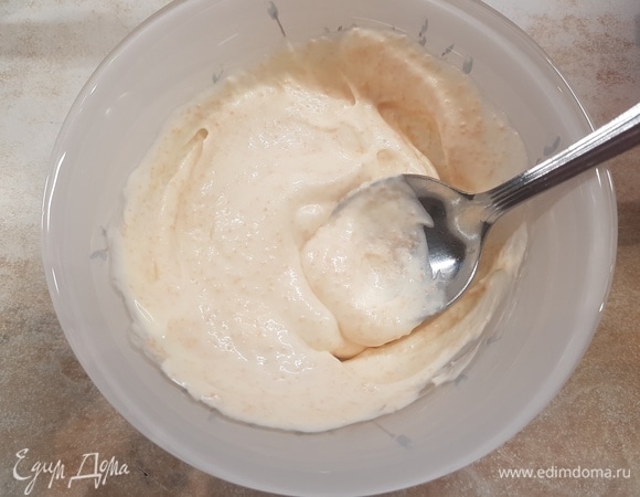 Для заправки смешать майонез и икру минтая. Попробовать на соль. Если нужно, то досолить.