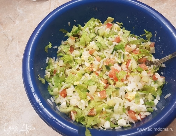 Смешать все ингредиенты (в том числе добавить рис), заправить заправкой. Салат поставить в холодильник, чтобы он охладился и пропитался заправкой. Приятного аппетита.
