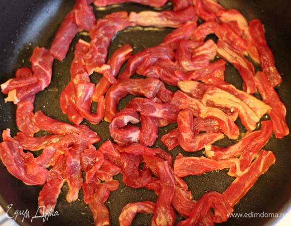 Обжариваем около 10–15 минут. Если не любите говядину, либо она вам покажется жестковата, можно заменить свининой.