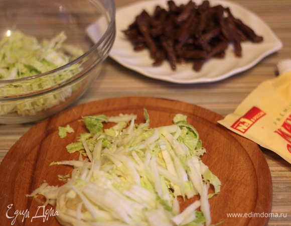 Пекинскую капусту так же нарезаем тонкой соломкой.