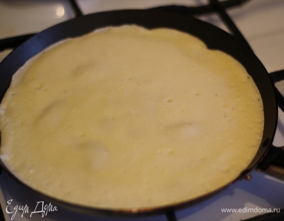 Смешиваем яйцо, молоко и муку. Сковороду чуть смазываем маслом и выпекаем 2 блинчика.