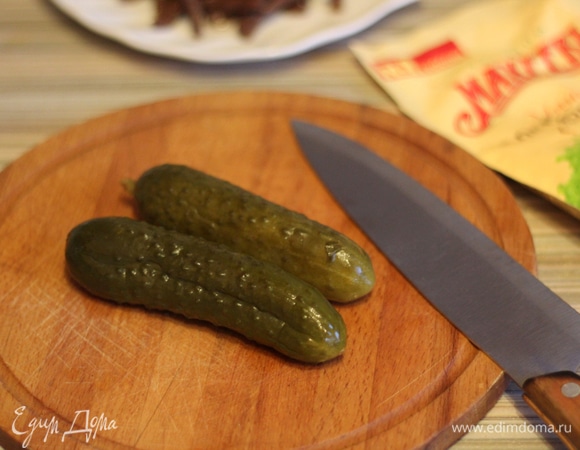 Маринованные огурцы добавить по вкусу (1 или 2 небольших).