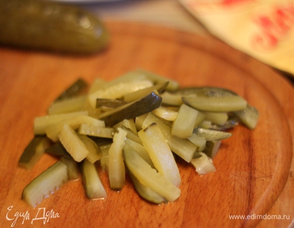 Нарезать их так же соломкой. Все смешать в большом салатнике. Для заправки смешиваем майонез ТМ «МахеевЪ» и 2 ч. л. дижонской горчицы.