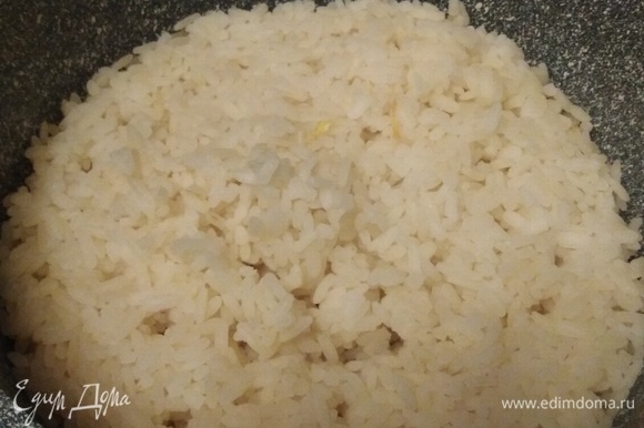 Рис тоже отварить до полуготовности в подсоленной воде.