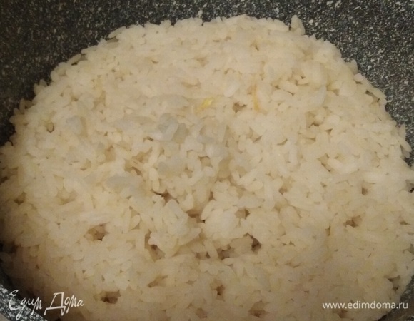 Рис тоже отварить до полуготовности в подсоленной воде.