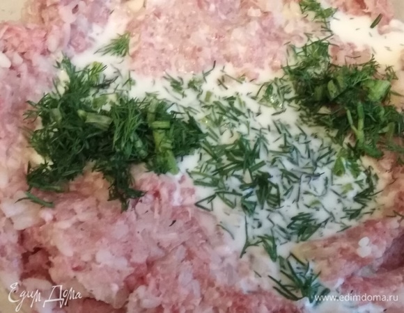 Влить молоко. Добавить нарезанный укроп. Еще раз перемешать.