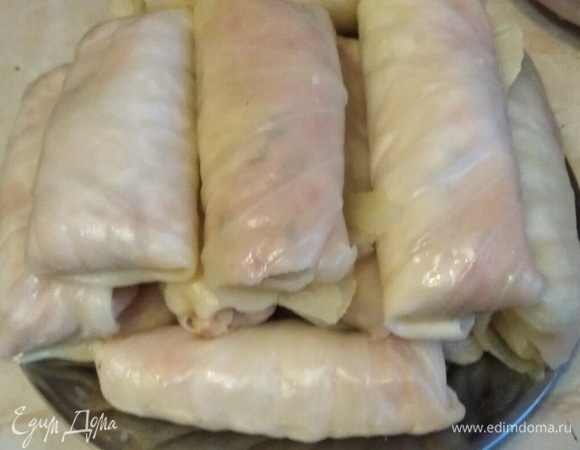 Выложить фарш на листья капусты. Свернуть голубцы.