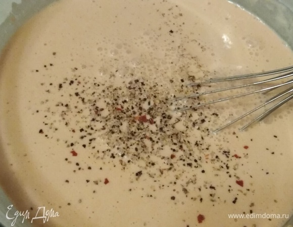 Добавить муку, соль, сахар, перец. Перемешать венчиком.