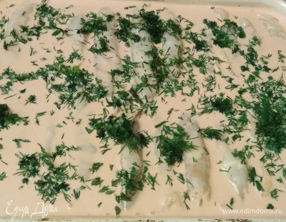 Голубцы выложить в форму. Залить соусом. Посыпать укропом.