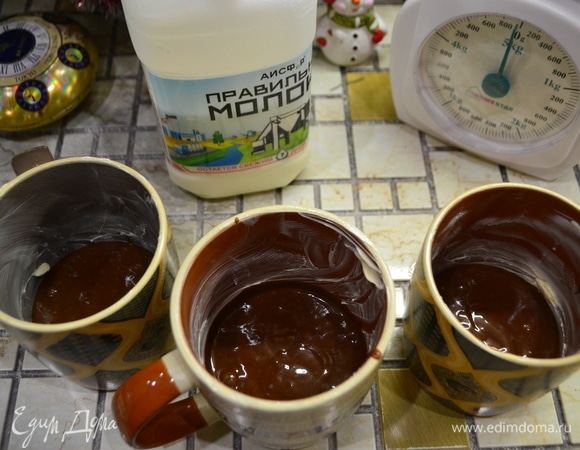 Формочки, стаканы или кружки смазать сливочным маслом. Разделить на 3 равные части тесто по стаканам. Отправляем в микроволновку при 800 Вт на 3,5 минуты.