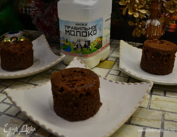 Украсьте кексы. Перевернуть чашку и кекс переместить на тарелку. Кекс получается пористый и воздушный.