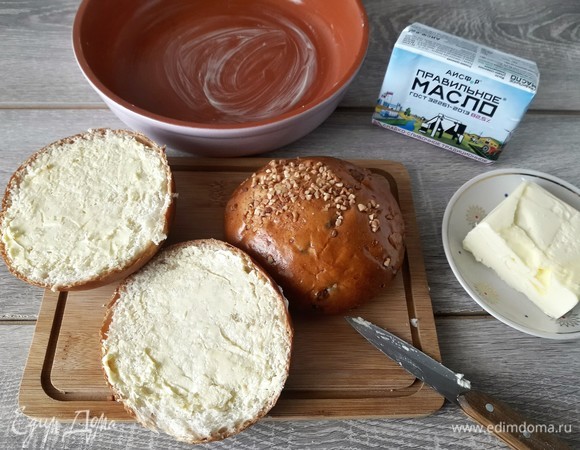 Форму и булочки смазываем сливочным маслом