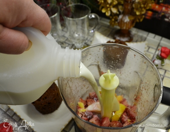 Дадим время остыть кексам и приготовим к ним коктейль. Замороженную клубнику, ананас, мед слегка разбить блендером, налить молока и еще раз взбить блендером.