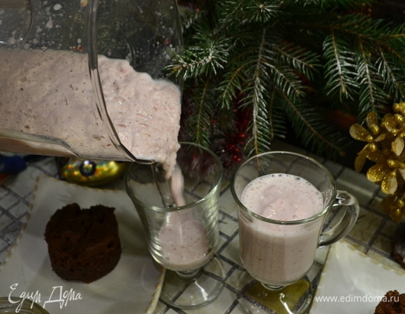 Наше смузи готово, переливаем по бокалам.