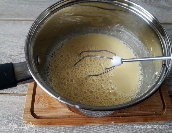 Переходим к крему. Отделяем желтки от белков. 3 желтка растираем с 1 стаканом молока (200 мл), добавляем 1 ст. л. муки, 1 ст. л. сахара и ванилин. Смешиваем венчиком.