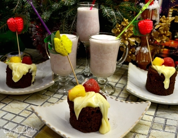 На кексы выложить по ложке сгущенки и украсить клубничкой и ананасом.