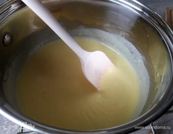 Ставим на средний огонь и, не переставая помешивать, доводим до густоты (около 5–7 минут). Не допускать кипения, иначе желтки свернутся! Крем по цвету и консистенции напоминает очень густую сгущенку. Пахнет божественно!