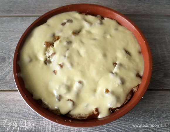 Заливаем кремом булочки, даем им пропитаться 5–10 минут. Ставим в разогретую духовку и запекаем при 180°C около 30 минут, пока булка не станет желтой с золотистыми краями. Пока булка запекается, делаем апельсиновый соус.