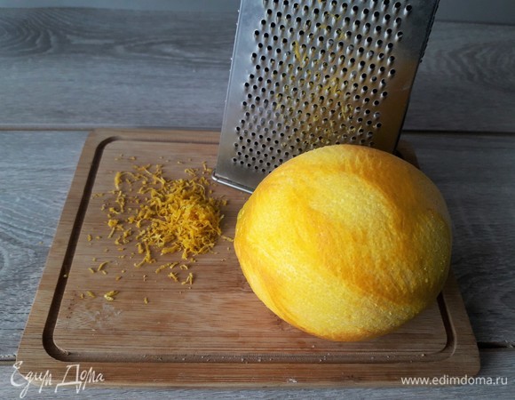 На мелкой терке снимаем цедру (она очень ароматная).