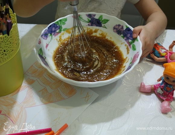 Взбить яйца с сахаром. Мы используем тростниковый сахар.