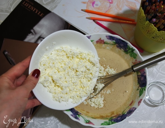 Далее добавить протертый творог и гашенную уксусом соду.