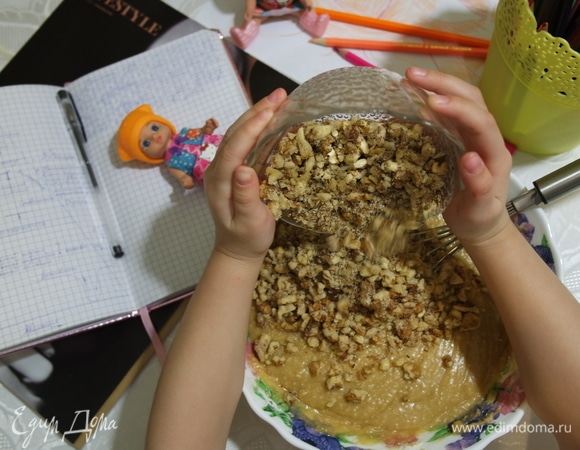 Добавить в тесто измельченные орехи. Перемешать.