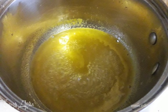 Сок смешиваем с сахаром и, постоянно помешивая, доводим до кипения. Минут через 5–7 сироп начнет густеть, добавим цедры для аромата и оставим на огне еще на 1–2 минуты. Апельсиновый соус готов. Им поливаем готовый пудинг.