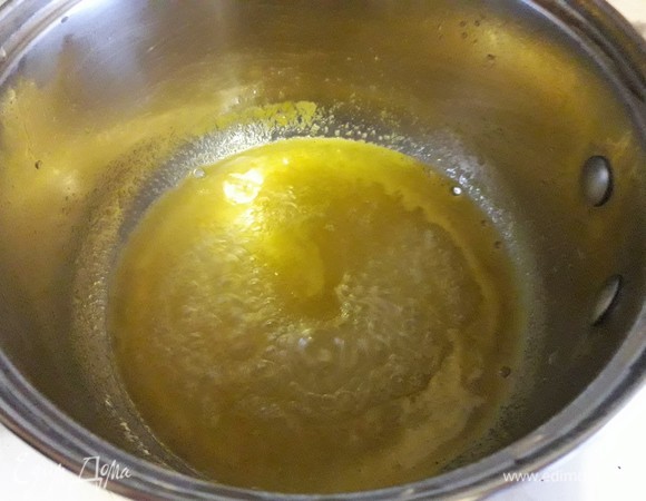 Сок смешиваем с сахаром и, постоянно помешивая, доводим до кипения. Минут через 5–7 сироп начнет густеть, добавим цедры для аромата и оставим на огне еще на 1–2 минуты. Апельсиновый соус готов. Им поливаем готовый пудинг.