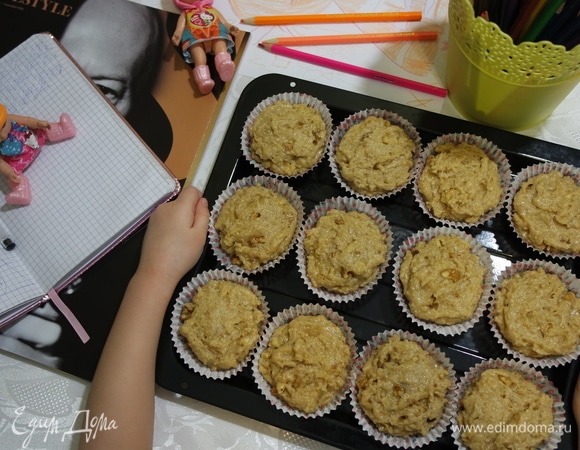 Выложить тесто в смазанные маслом формочки. У нас в этот раз были бумажные.