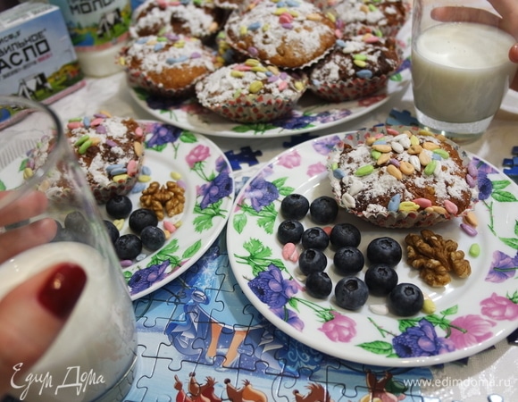 Посыпать кексы сахарной пудрой, украсить по желанию ягодами, орехами и семечками. Подавать с вкуснейшим Правильным Молоком АИСФеР 3,2–4,0%.