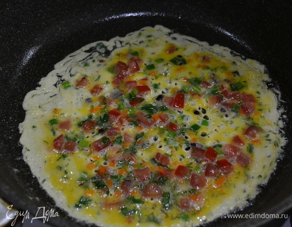 Первую поварешку с желтком выливаем на разогретую сковороду с маслом.