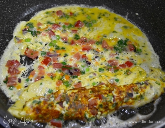 Как яйцо пропеклось, начинаем сворачивать в рулет. Оставляем кончик языка омлета и доливаем остаток смеси с желтком. Я люблю, чтобы хорошо пропеклось яйцо и было золотистого цвета.