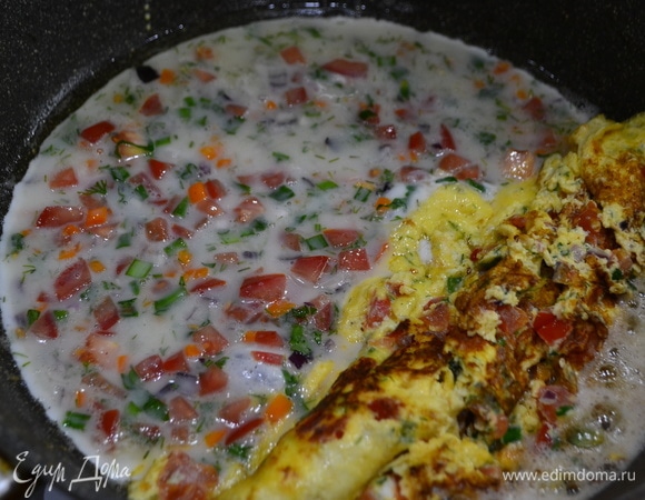 Далее повторяем действия, только уже добавляем смесь с яичным белком.