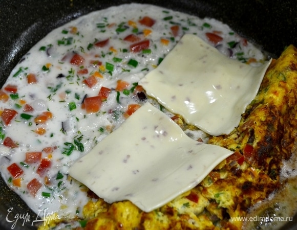 На второй припек добавляю кусочки сыра.