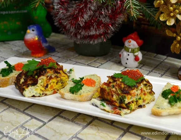 Как только весь омлет принял форму рулета, нарезаем его на порционный кусочки. Я подала омлет с бутербродом из селедочного масла и украсила зеленью и икрой.