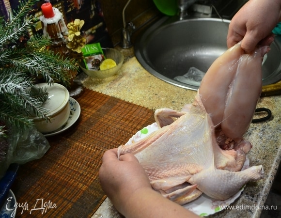 Подготавливаем курицу к фаршированию. Я в ночь курицу мариновала и не успела сразу удалить из нее грудку. Будем это делать сейчас, нечего страшного. Пальцами руки отделяем шкуру от грудки. С помощью ножниц с боков отделяем грудку от основания курицы (спинки). Теперь аккуратно достанем грудку.