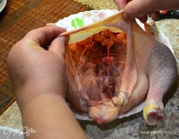 Таким образом у нас появилось много места для фарширования курицы, чем ваша душа пожелает!