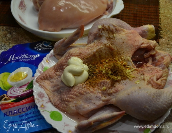 Натираем курицу специями и майонезом.