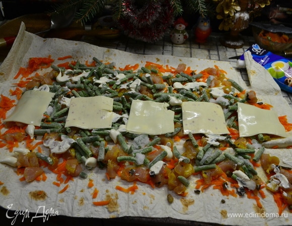 Слоями выкладываю отварную морковь, натертую на терке, кусочки куриной грудки, нарезанной на кубики, фасоль зеленую, майонез и сверху в ряд пластинки сыра. Сворачиваем в рулет.