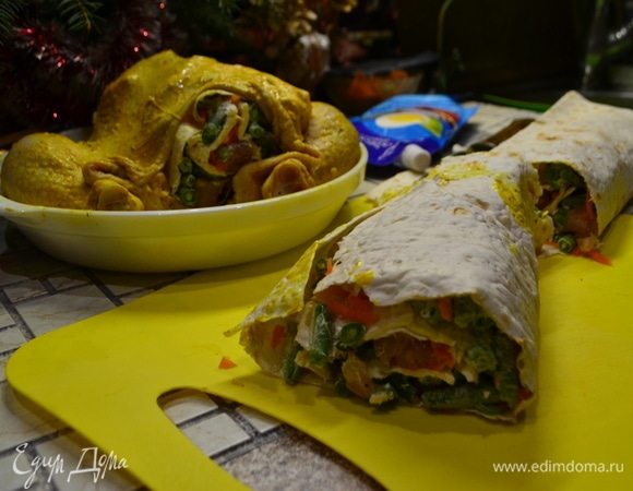 Разрезаю рулет на 4 части и фарширую им курицу. У меня курица большая, и я могу себе позволить большой рулет. Если у вас маленькая курица, заверните каждый ингредиент в отдельный кусок лаваша. При подаче это тоже будет красиво выглядеть.