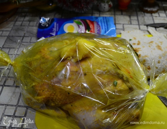 Отправляем курицу в духовку в кулинарном рукаве, запекаем до готовности при 180–200°C.