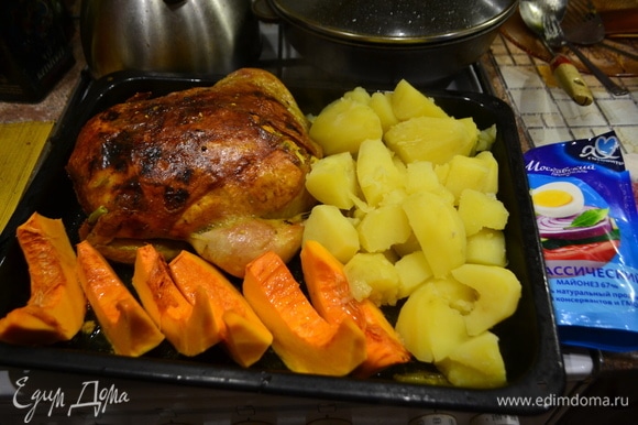 Когда курица практически готова, добавляем на противень отварную картошку и кусочки тыквы (они готовятся за 10 минут), поливаем маслом. Отправляем еще раз все в духовку минут на 15.
