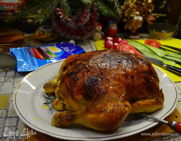 Достаем готовую красавицу курицу.