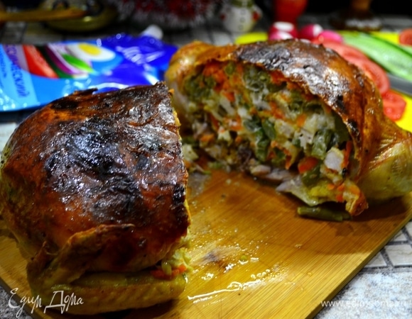 На доске разрезаем ее на 2 части для яркой подачи на стол!