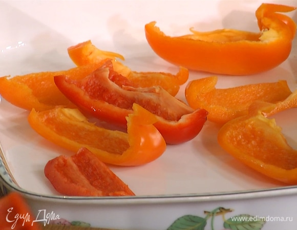 Болгарский перец очистить от семян, нарезать широкими полосками, выложить в форму для запекания.   