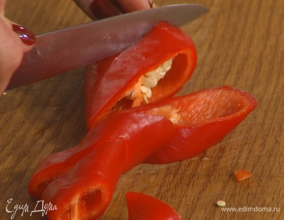 Острый перец нарезать кольцами, добавить в форму.